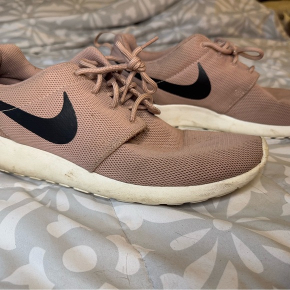 Vintage Nike Pink and Black Roshe Sneakers Retro - Picture 3 of 5